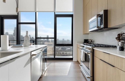 River West Apartment | Skyline Penthouse Duo: 6 Bedrooms for Large Groups