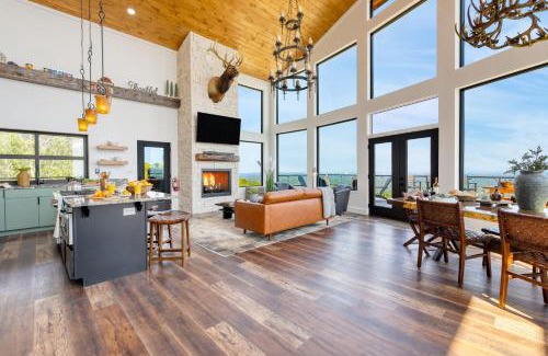 Sevierville House | Skyline Sanctuary by AvantStay Indoor Pool Game Room Firepit Mountain Views Luxe Design