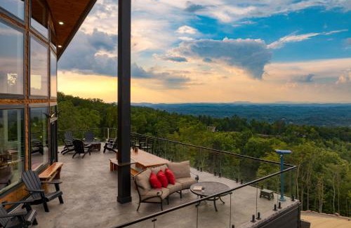 Sevierville House | Skyline Sanctuary by AvantStay Indoor Pool Game Room Firepit Mountain Views Luxe Design
