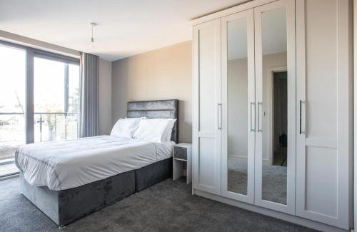 Belfast Apartment | Skyline Serenity: Exquisite 3-Bedroom Ultra-Luxury Penthouse