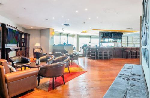 Takapuna Apartment | Skyline Sojourn Studio with Parking and Sea Views