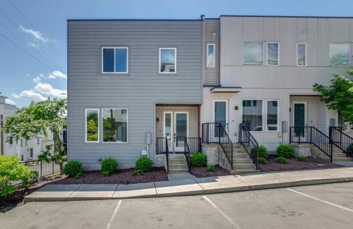 Katie Hill Neighborhood House | Skyline Views Nashville Townhome 3 Mi to Broadway