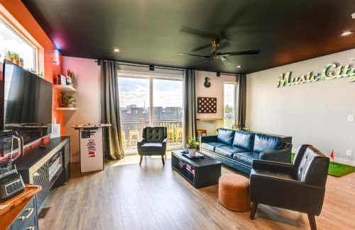 Katie Hill Neighborhood House | Skyline Views Nashville Townhome 3 Mi to Broadway