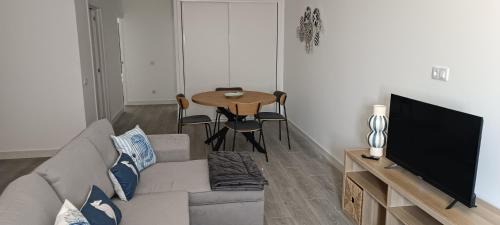 Montenegro House | Skynest 61 Faro Airport Guest House