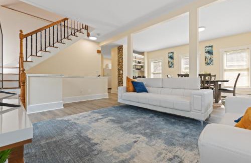 High Street Hill Apartment | Skyrise Two Stories - Centrally Located