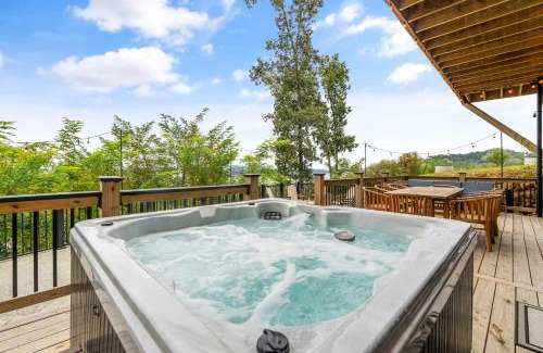 Sevierville House | Skys the Limit - Pool - Theater - Views