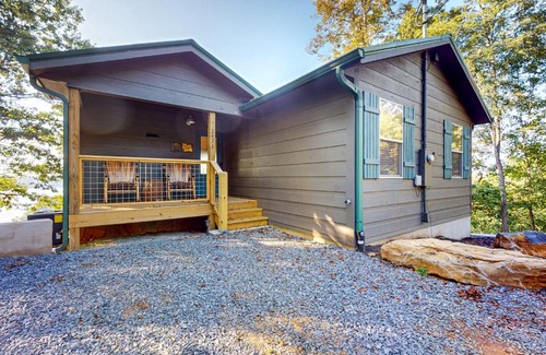 Dandridge House | Skyview Lake Retreat