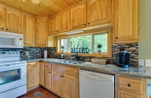 Robbinsville Cabin | 'Skyview Retreat' Cabin w/Mountain Views!