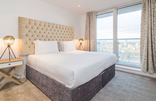 Docklands Apartment | SkyViews by Austin David Apartments