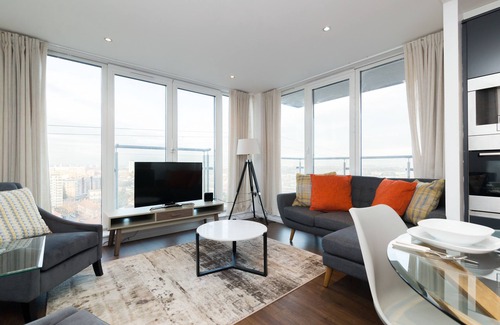 Docklands Apartment | SkyViews by Austin David Apartments