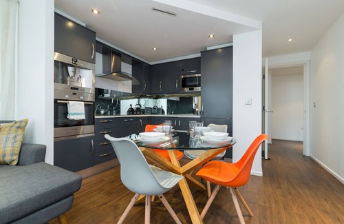 Docklands Apartment | SkyViews by Austin David Apartments