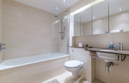 Docklands Apartment | SkyViews by Austin David Apartments