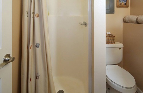 Gravois Mills House | Skywater - Darling Family Oriented 2nd Tier Home with Guest House.