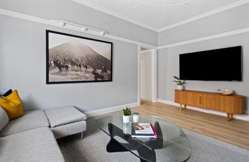 North Bondi Apartment | 'Slate Serenade' A Cosy Bondi Beachside Getaway