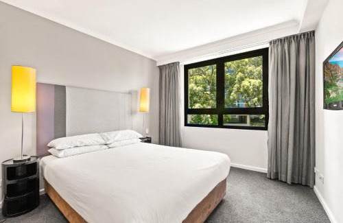 Parramatta Apartment | Sleek 1-Bed by Jubilee Park with Pool