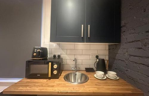 Yiewsley Apartment | Sleek 1BD Retreat Near Heathrow & Elizabeth Line