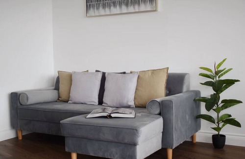 Brentwood Condo | Sleek 2 bed with balcony in Brentwood