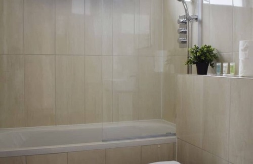 Brentwood Condo | Sleek 2 bed with balcony in Brentwood