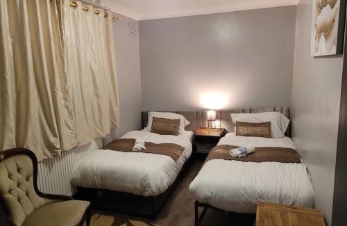 Havering Apartment | Sleek 2 bedroom flat-sleeps up to 5 guest
