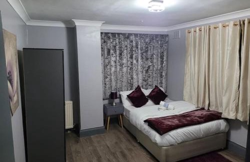 Havering Apartment | Sleek 2 bedroom flat-sleeps up to 5 guest