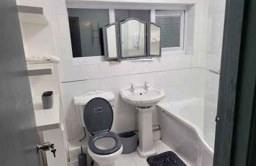 Havering Apartment | Sleek 2 bedroom flat-sleeps up to 5 guest
