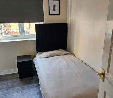 Purfleet Apartment | Sleek 4 bed Apartment with 2 bathrooms