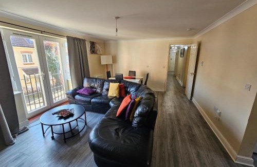 Purfleet Apartment | Sleek 4 bed Apartment with 2 bathrooms