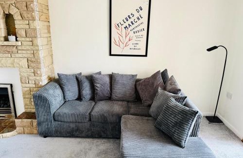Bramcote House | Sleek 4BR Home - Lace Market, Uni, QMC, City Centre & M1 - Sleeps 8