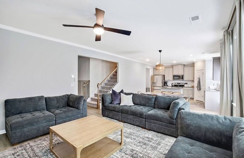 Ben Hill House | Sleek Airy 4 Bedroom New Build Home in Clean Quiet Neighborhood 15min to Airport
