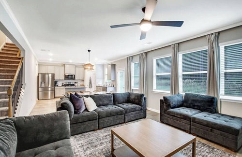 Ben Hill House | Sleek Airy 4 Bedroom New Build Home in Clean Quiet Neighborhood 15min to Airport