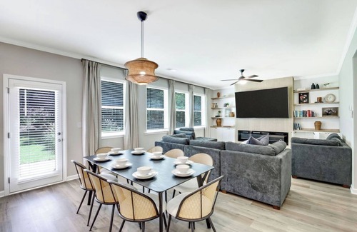 Ben Hill House | Sleek Airy 4 Bedroom New Build Home in Clean Quiet Neighborhood 15min to Airport