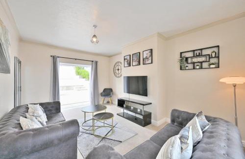 Bolton House | Sleek and Stylish 3 Bed in Bolton - Garden - Parking