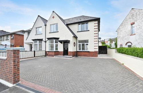 Bolton House | Sleek and Stylish 3 Bed in Bolton - Garden - Parking