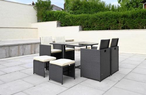 Bolton House | Sleek and Stylish 3 Bed in Bolton - Garden - Parking