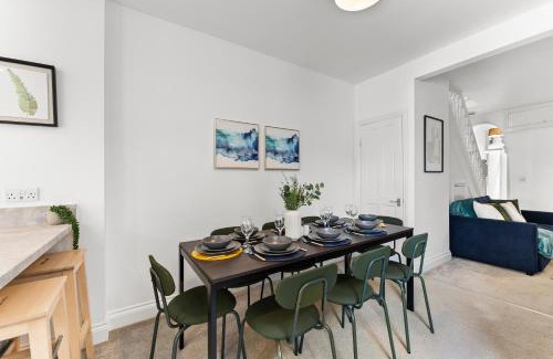 Bedminster House | Sleek and Stylish Abode - Parking
