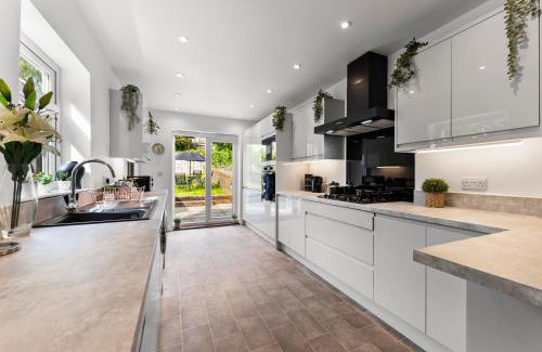 Bedminster House | Sleek and Stylish Abode - Parking