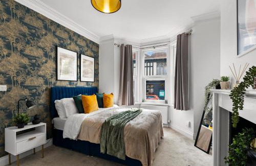 Bedminster House | Sleek and Stylish Abode - Parking