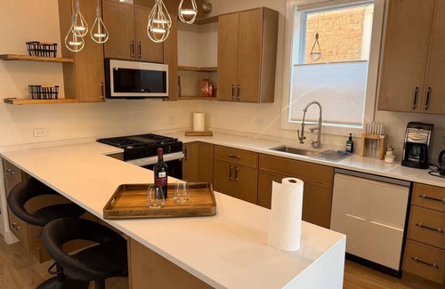 Avondale Condo | Sleek Avondale Condo - King and Queen + Spa Bath + Garage + Sass