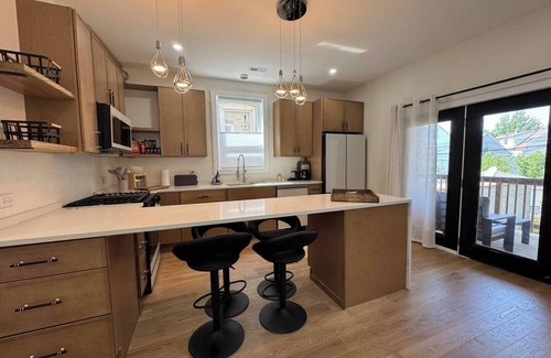 Avondale Condo | Sleek Avondale Condo - King and Queen + Spa Bath + Garage + Sass