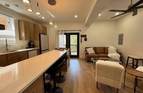 Avondale Condo | Sleek Avondale Condo - King and Queen + Spa Bath + Garage + Sass