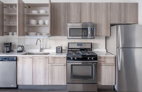 Wicker Park Apartment | Sleek Bucktown 1BR w/ Roof & BBQ, nr Blue Line, by Blueground