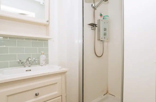 Merchiston Apartment | Sleek & Central 2BD Flat - Haymarket