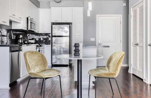 Chinatown Apartment | Sleek Downtown 1BR w/ Pool, W/D & Gym, near Broad Museum, by Blueground