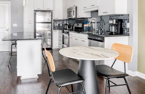 Chinatown Apartment | Sleek Downtown 1BR w/ Gym, Pool & Spa, near 7th St Metro, by Blueground