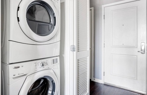 Chinatown Apartment | Sleek Downtown 1BR w/ Gym, Pool & Spa, near 7th St Metro, by Blueground