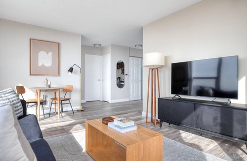 Edgewater Beach Apartment | Sleek Edgewater 1BR w/Gym, Deck & Lounge, nr L, by Blueground