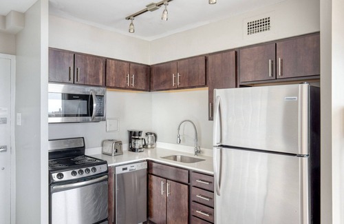 Edgewater Beach Apartment | Sleek Edgewater 1BR w/Gym, Deck & Lounge, nr L, by Blueground