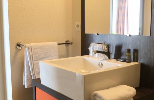 Chevilly-Larue Hotel | Sleek Flat: Great Bedding & Convenient Elevator & Useful Kitchenette
