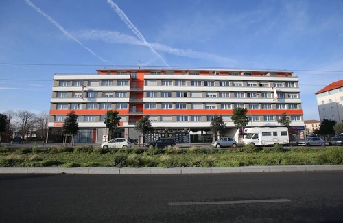 Chevilly-Larue Hotel | Sleek Flat: Great Bedding & Convenient Elevator & Useful Kitchenette