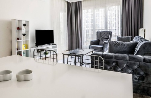 Pendik District Apartment | Sleek Flat with Tuzla Balcony